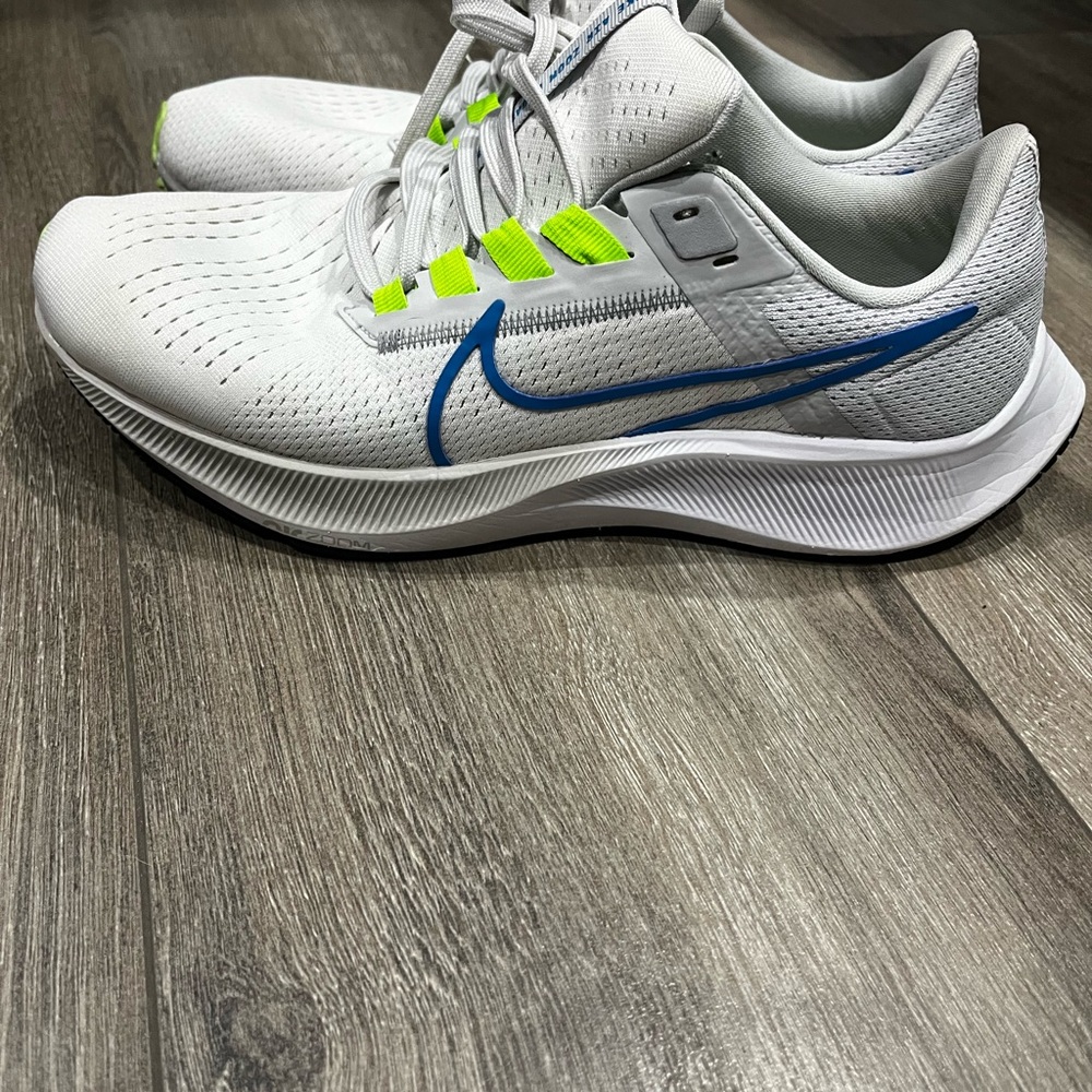 White and Blue MENS NIKE Athletic Sneakers SIZE 8.5 men’s